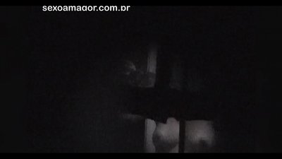 බ්ලොන්ඩි කුහර ගඩොල් පිටුපස සැඟවී සිටින අසල්වැසි සංචාරකයෙකු විසින් රහසිගතව වීඩියෝ ගත කරයි